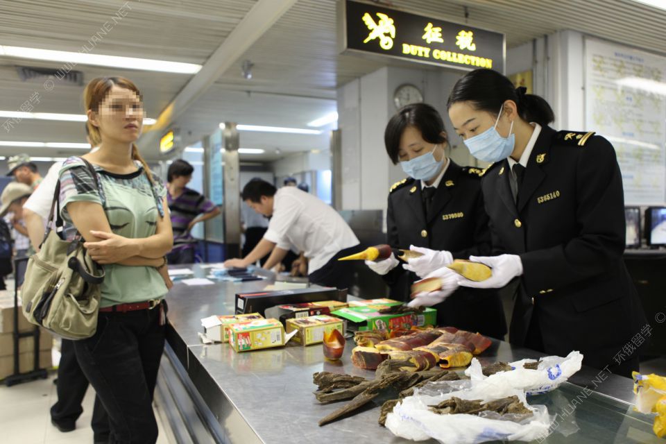 留學(xué)人員不要輕易幫人攜帶物品入境，以免被販毒人員利用